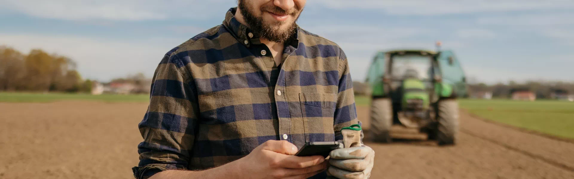 Mężczyzna korzystający z telefonu